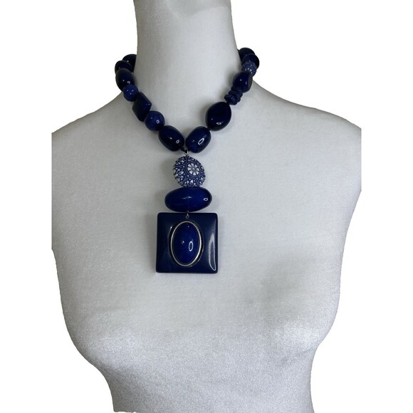 Chico’s Statement Necklace Bold Navy Blue& White Floral Accents & 3 Bracelets - Picture 3 of 4